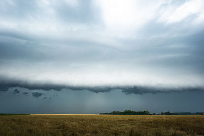 View at a shelf cloud in front of an approaching storm.