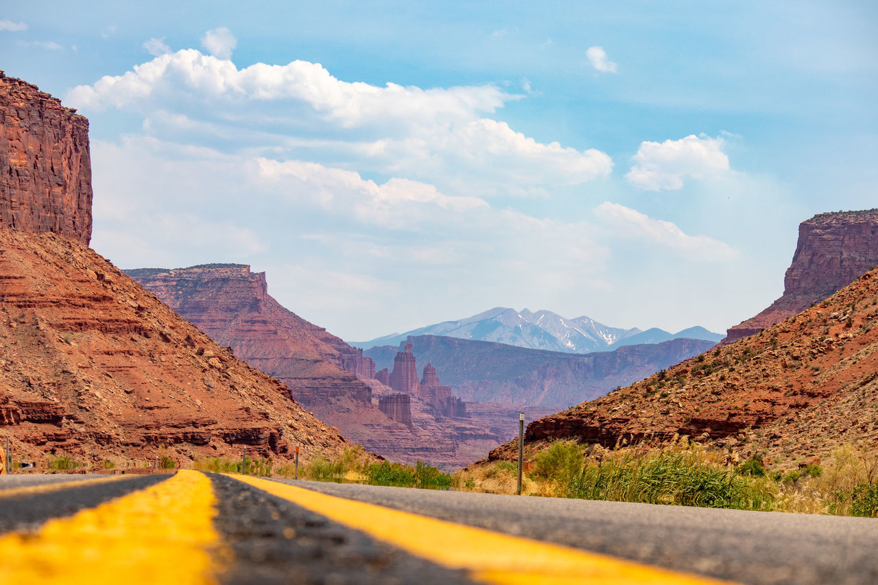 ROAD BY MOUNTAIN AGAINST SKY