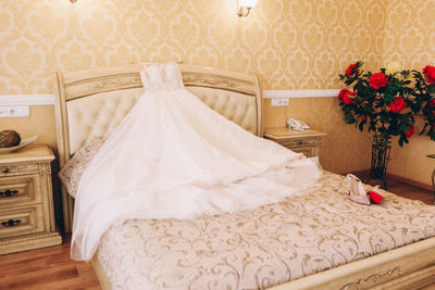 Flower vase and bed against wall at home