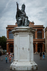 Statue of people in front of building