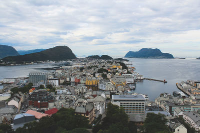 Town by sea against sky