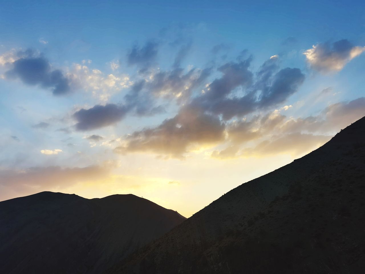 LOW ANGLE VIEW OF SILHOUETTE MOUNTAIN AGAINST SUNSET SKY