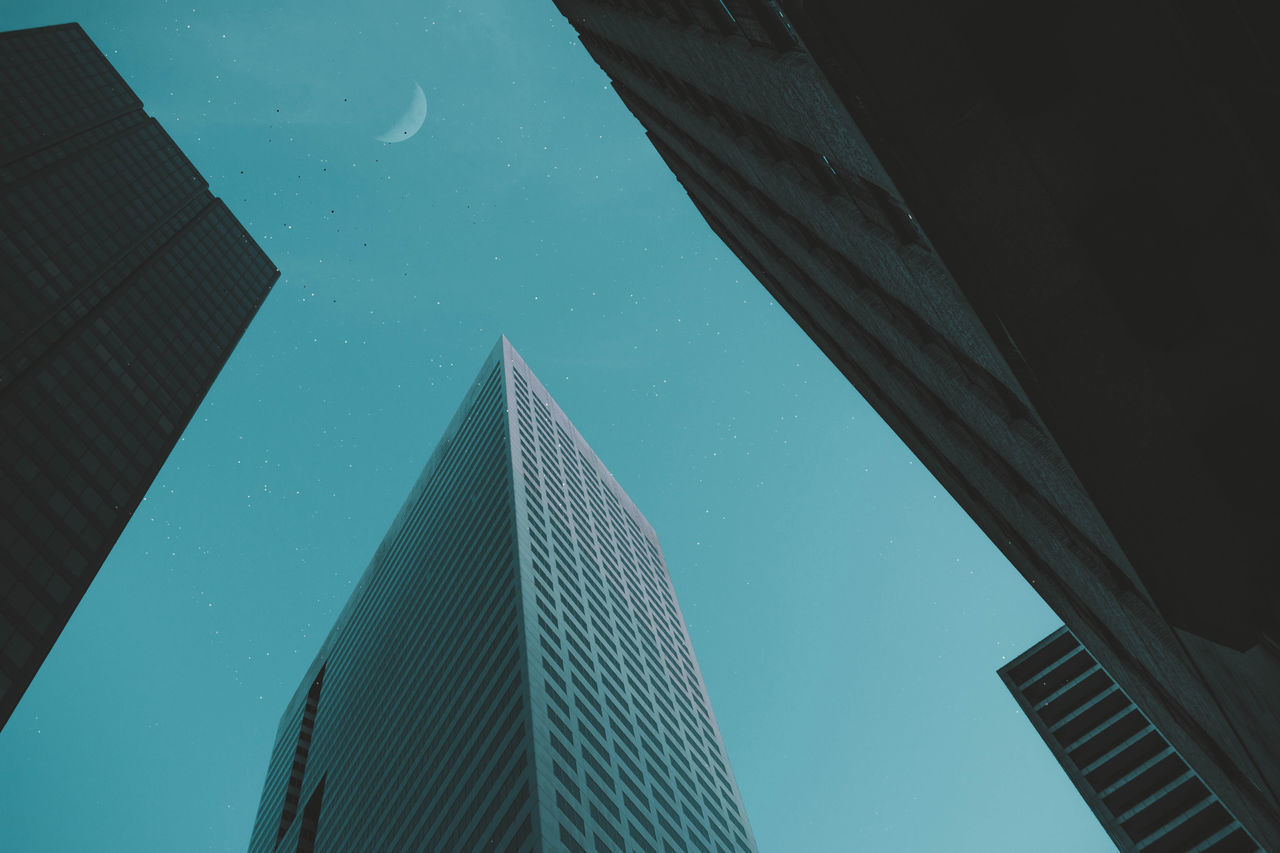 LOW ANGLE VIEW OF SKYSCRAPER AGAINST BLUE SKY