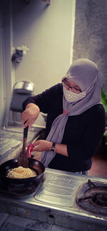 Midsection of woman preparing food at table