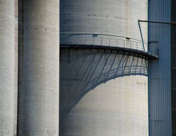 Elevated walkway on silo