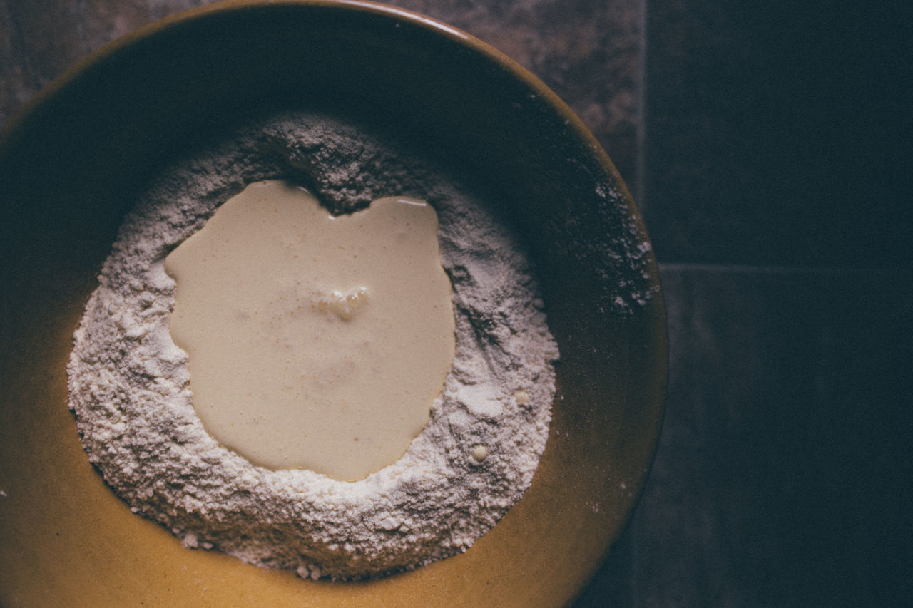 CLOSE-UP HIGH ANGLE VIEW OF BREAD