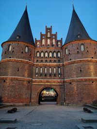 Holstentor in lübeck bei nacht 