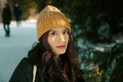 Portrait of smiling young woman wearing hat