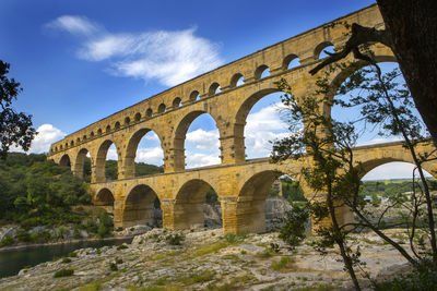 Arch bridge against sky