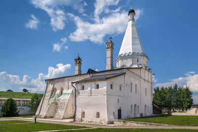 Vvedenskaya church with a refectory in holy dormition monastery, staritsa, russia