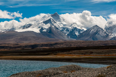 Snowcapped mountains and turquoise color lake landscape in tibet, china