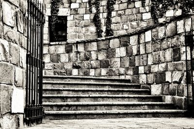 Steps of building through gate