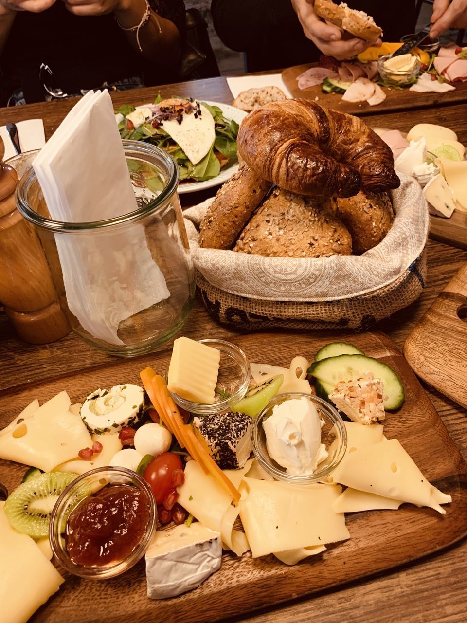 HIGH ANGLE VIEW OF FOOD AT TABLE