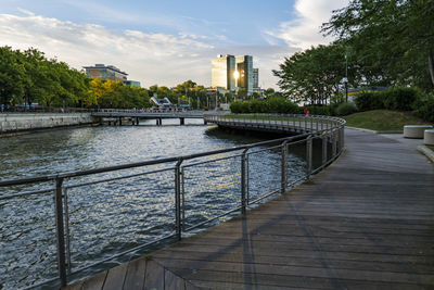 Hoboken, nj, usa pier c park on the hudson river. walkway near water at sunset