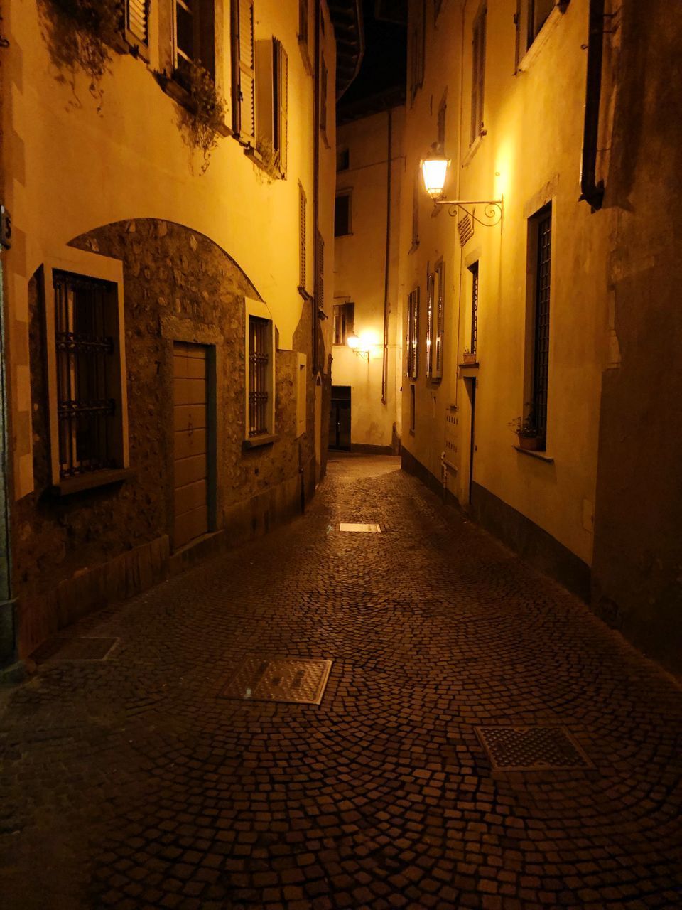 EMPTY NARROW ALLEY ALONG HOUSES