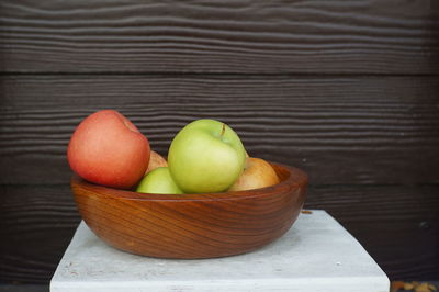 Close-up of apples in bowl on table