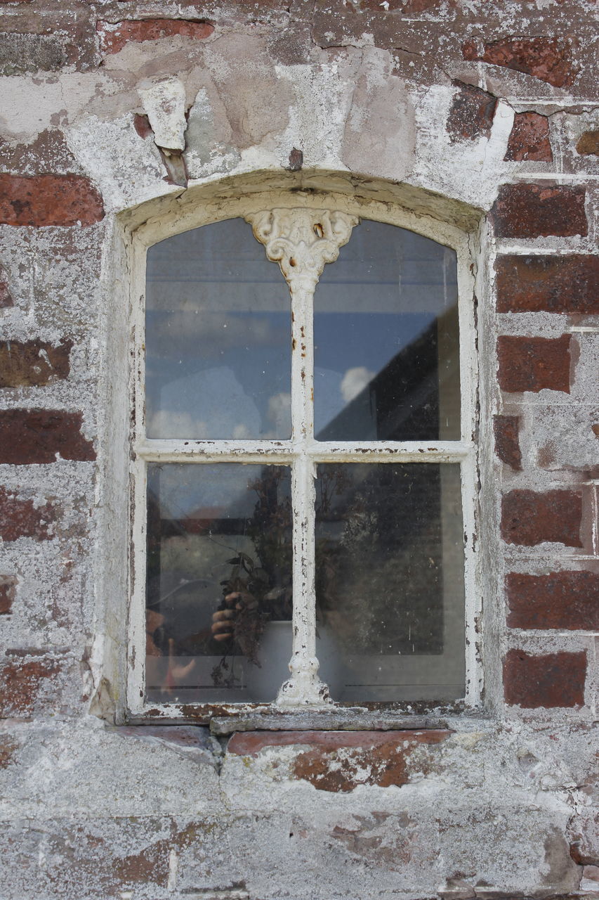 VIEW OF OLD WINDOW OF BUILDING