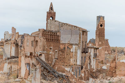 Old ruin building against sky