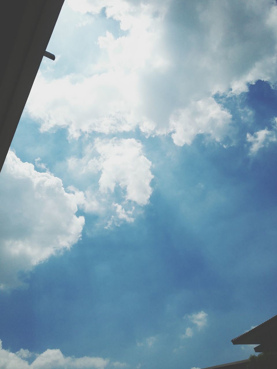 LOW ANGLE VIEW OF SKY AND CLOUDS IN BLUE CLOUDY DAY