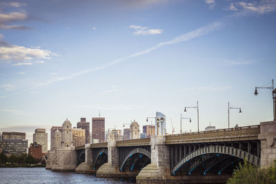 View of historic longfellow bridge over charles river, connecting boston beacon hill with cambridge