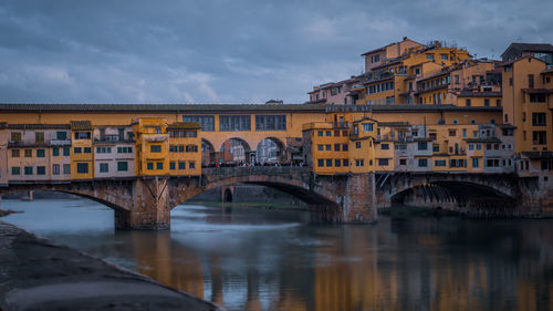 Bridge over river in firenze, italy 