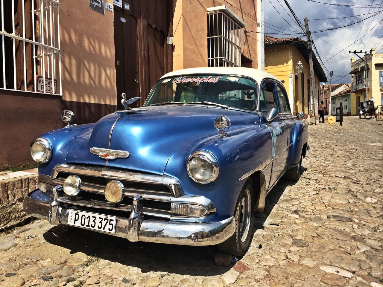 OLD VINTAGE CAR ON STREET IN CITY