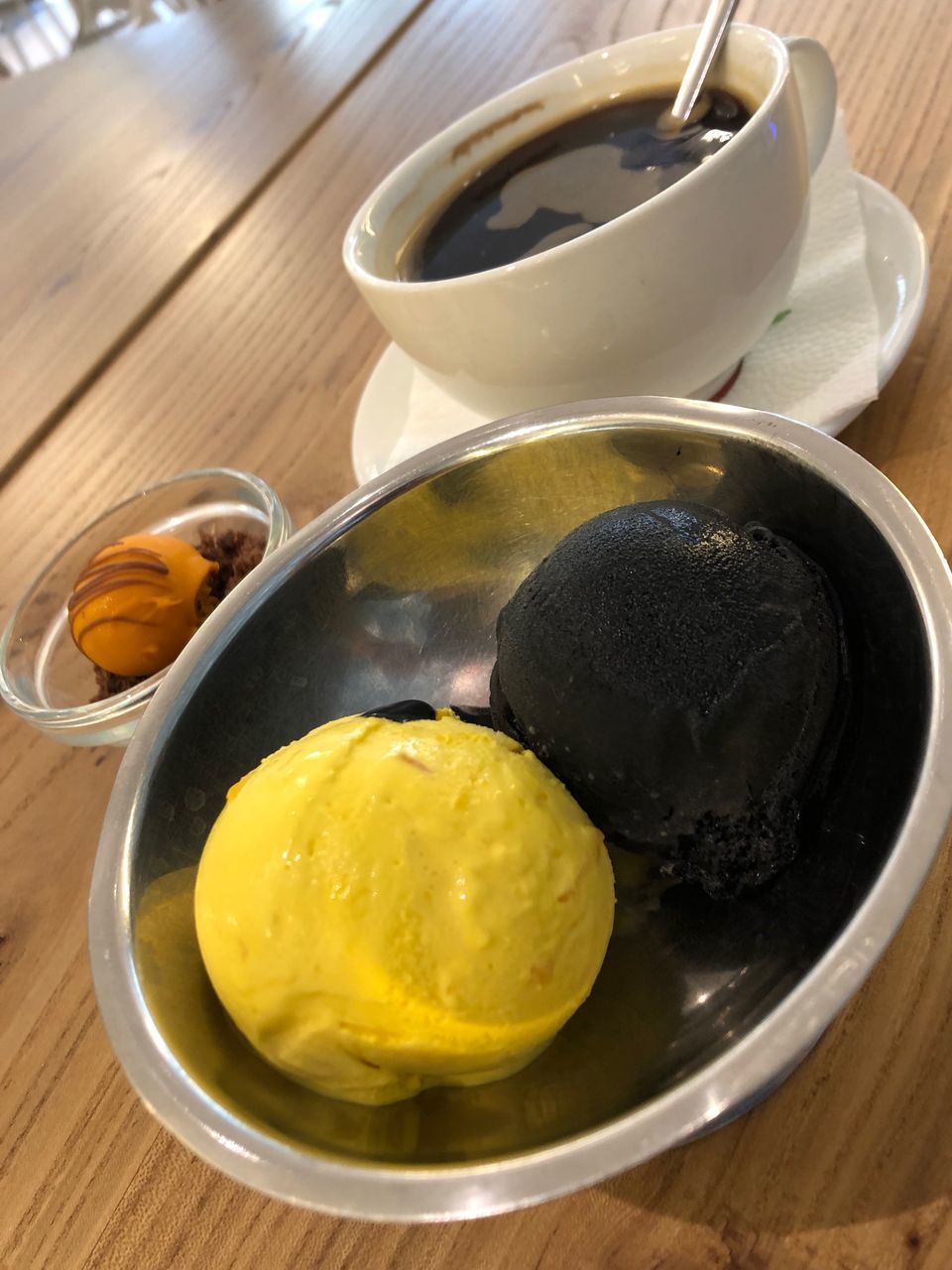 HIGH ANGLE VIEW OF ICE CREAM ON TABLE