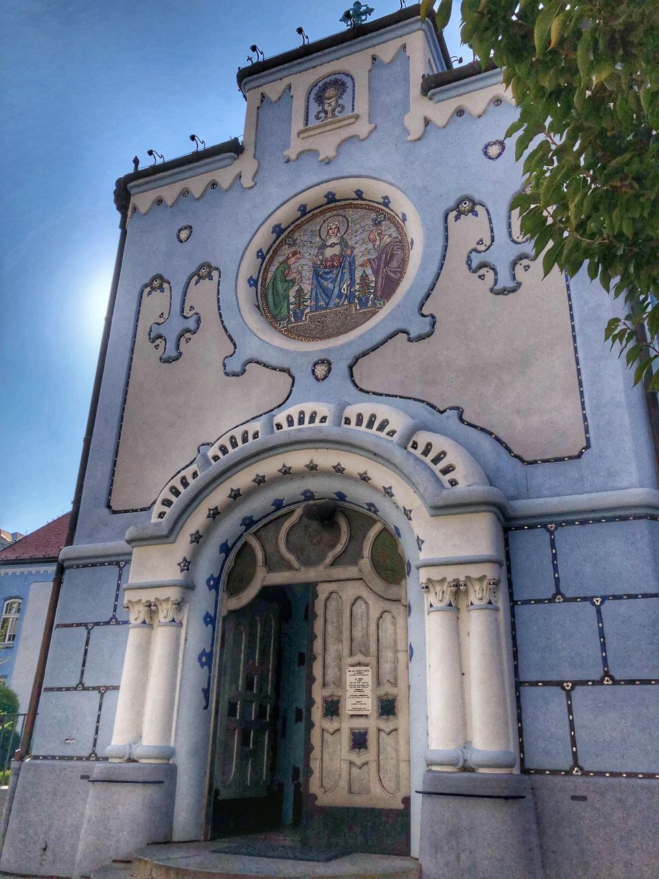 LOW ANGLE VIEW OF ORNATE BUILDING