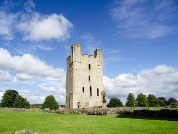 Ruins of fort against sky