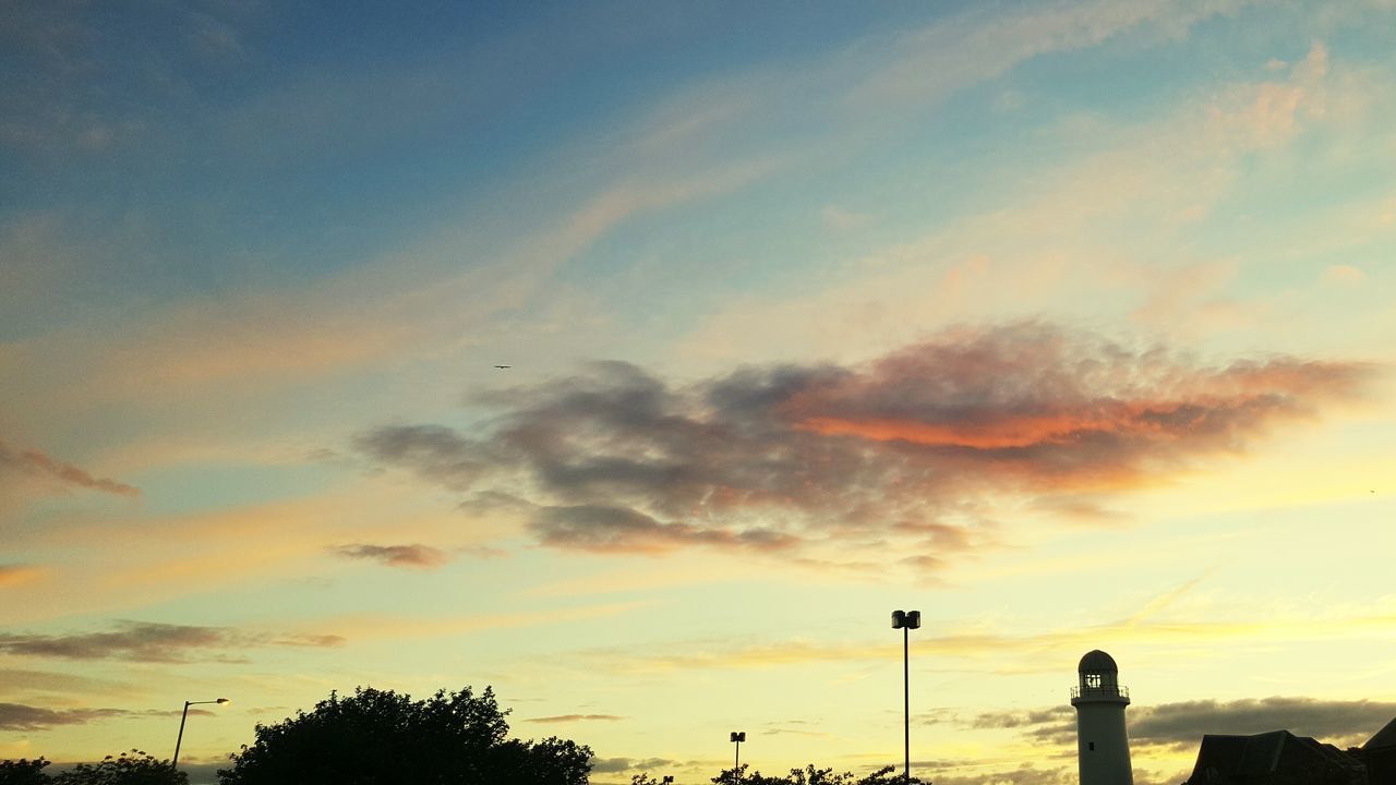 LOW ANGLE VIEW OF SILHOUETTE STREET LIGHT AGAINST SKY