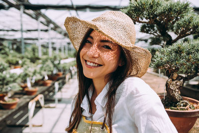 Portrait of smiling young woman in hat