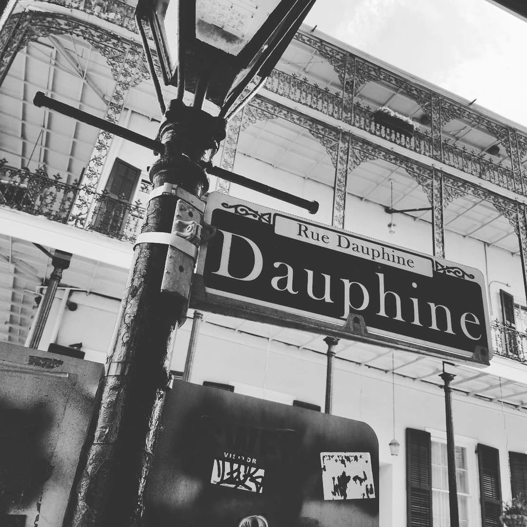 LOW ANGLE VIEW OF ROAD SIGN AGAINST BUILDINGS