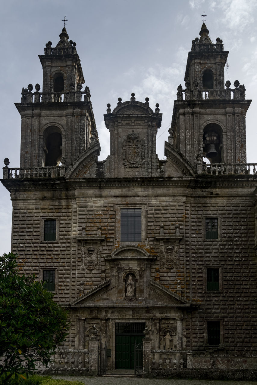 LOW ANGLE VIEW OF HISTORICAL BUILDING AGAINST SKY