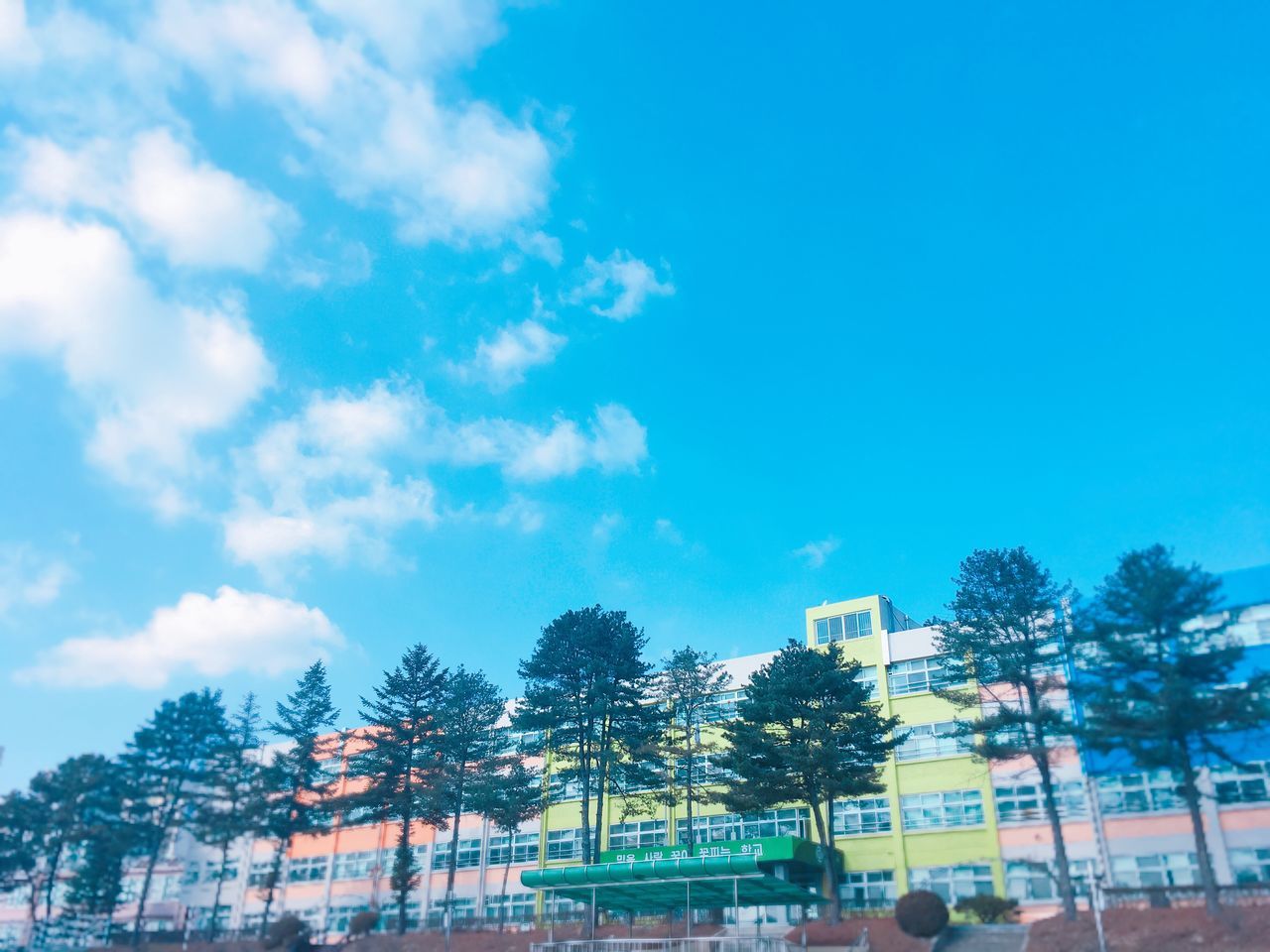 LOW ANGLE VIEW OF BUILDING AGAINST BLUE SKY