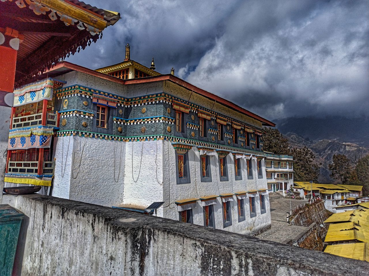 LOW ANGLE VIEW OF TEMPLE BUILDING AGAINST SKY