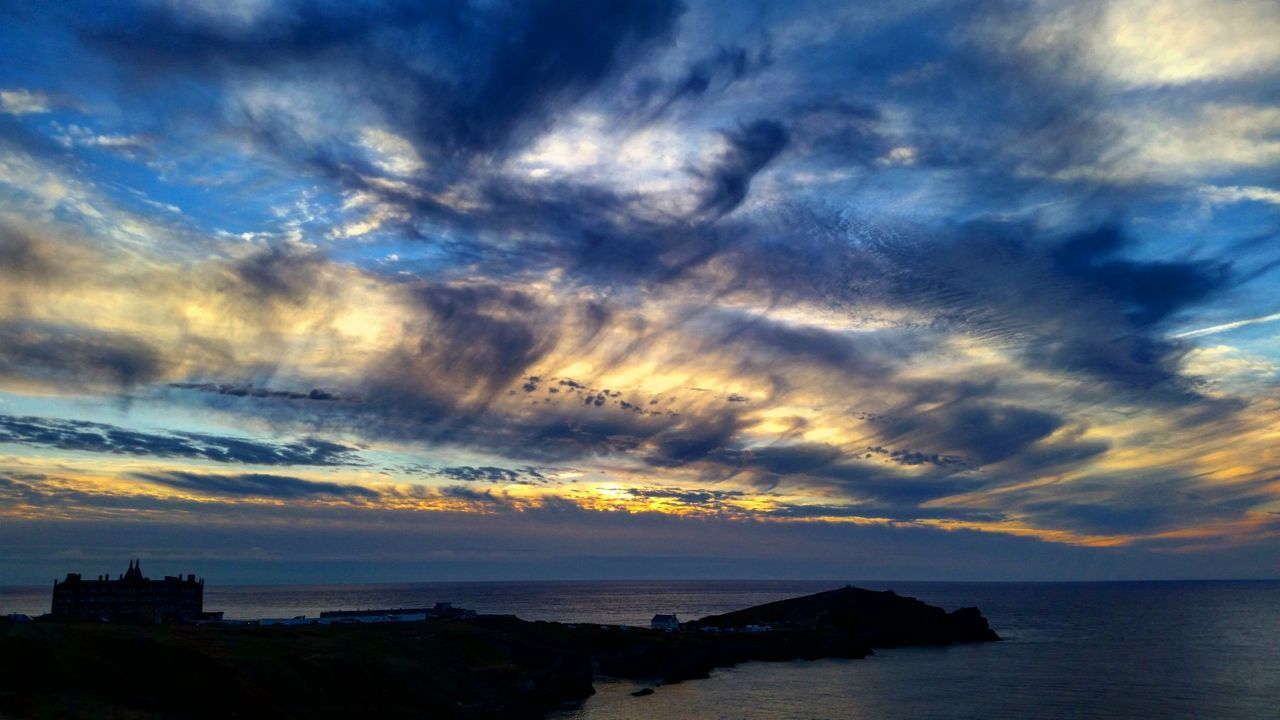 SCENIC VIEW OF SEA BY BUILDINGS AGAINST SKY