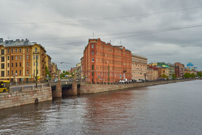 Channel at st. petersburg. neva river channel with boats and buildings in saint-petersburg