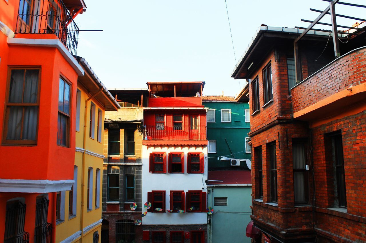 LOW ANGLE VIEW OF BUILDINGS IN CITY AGAINST SKY