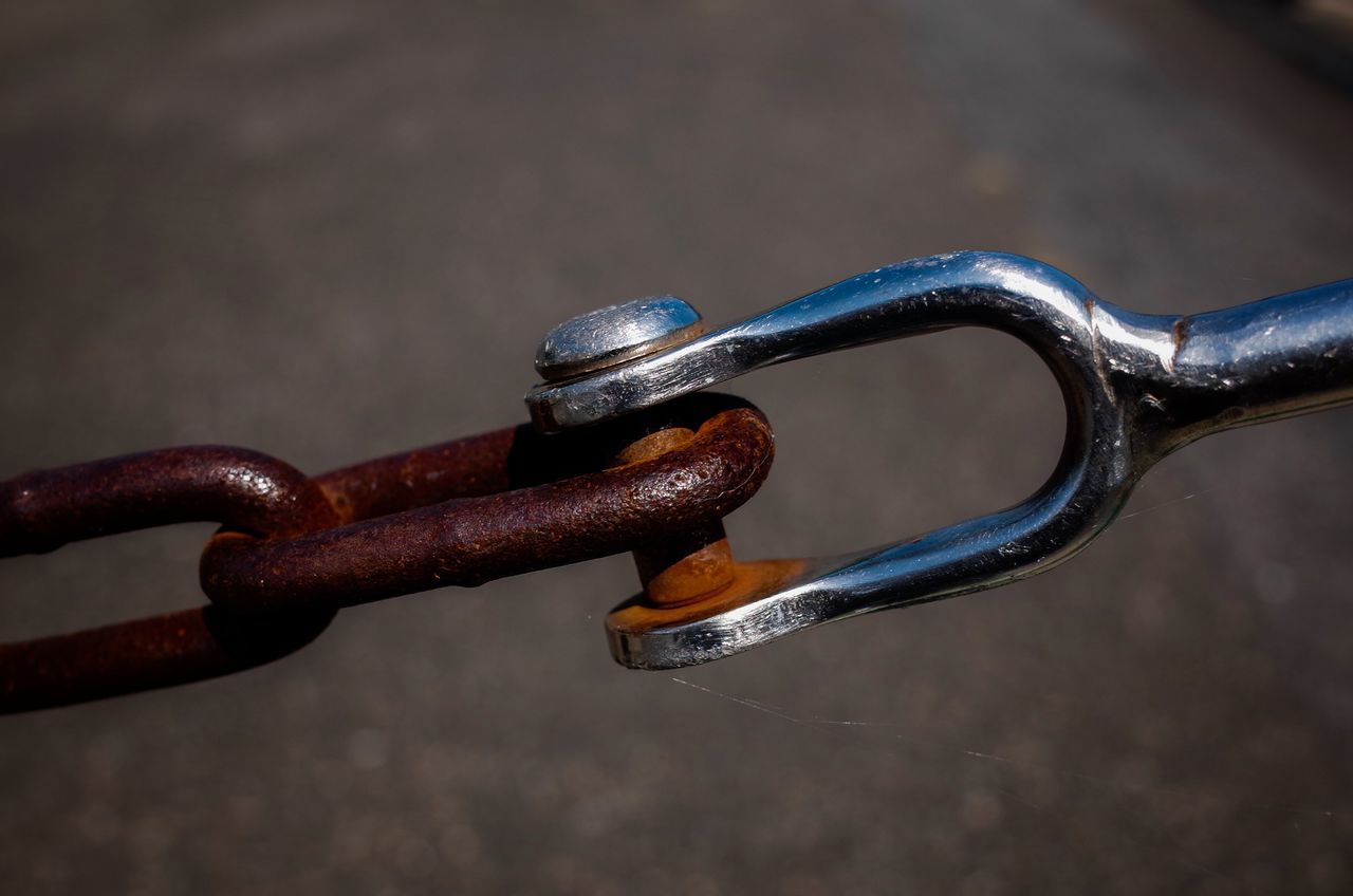 metal, metallic, focus on foreground, close-up, chain, strength, protection, safety, security, rusty, fence, connection, padlock, rope, day, outdoors, no people, handle, selective focus, hook