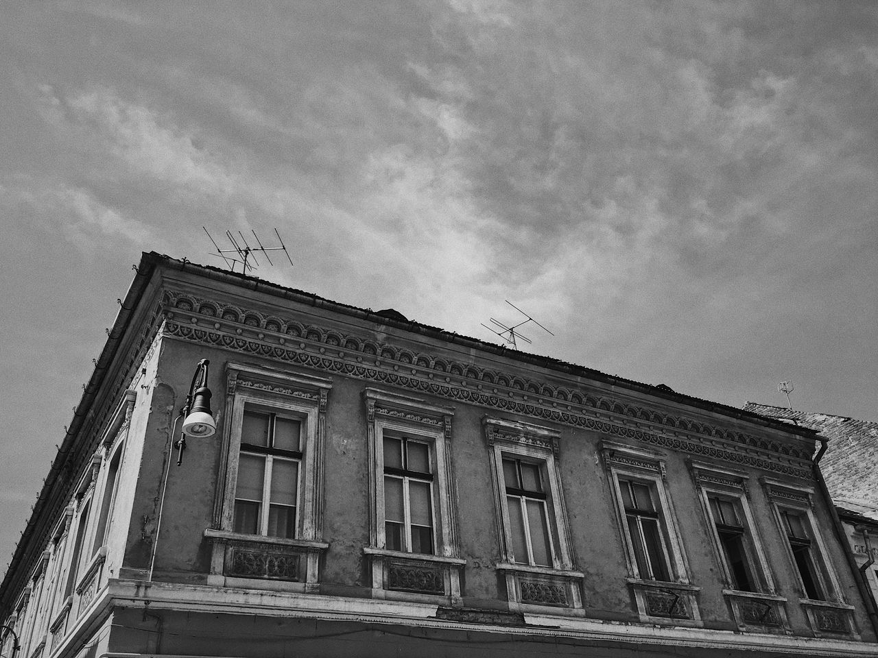 LOW ANGLE VIEW OF HISTORICAL BUILDING AGAINST SKY