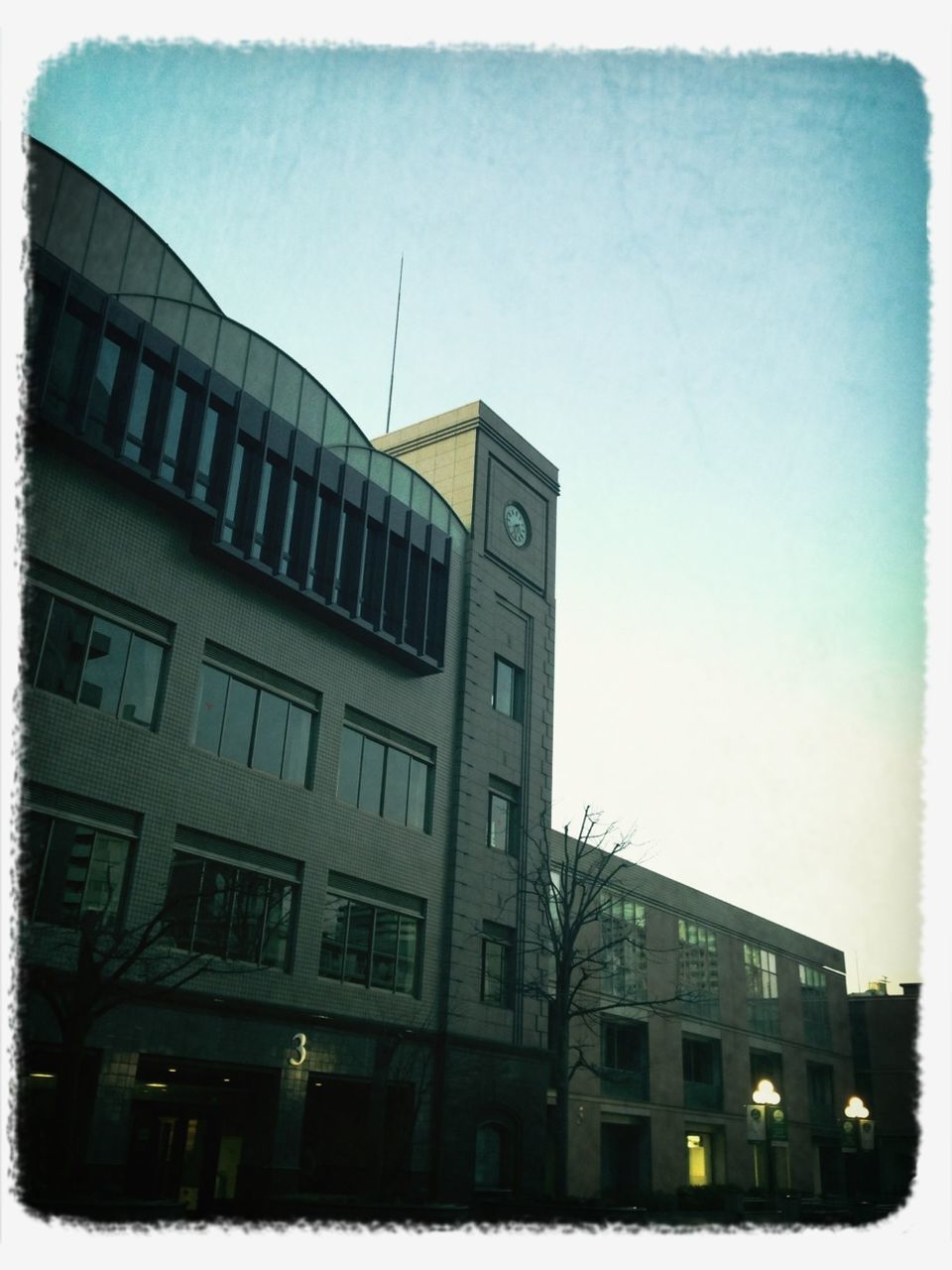 LOW ANGLE VIEW OF BUILDINGS AGAINST SKY