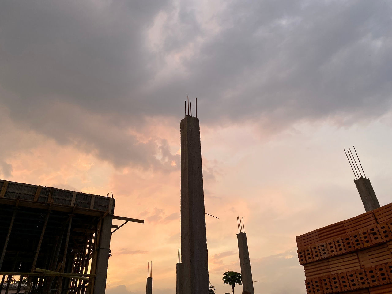 LOW ANGLE VIEW OF BUILDINGS IN CITY AGAINST SKY