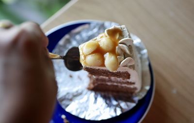 Cropped hand of woman having food