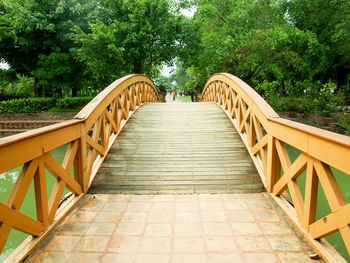 Footbridge on footpath amidst trees