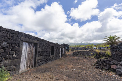 Old ruin building against sky