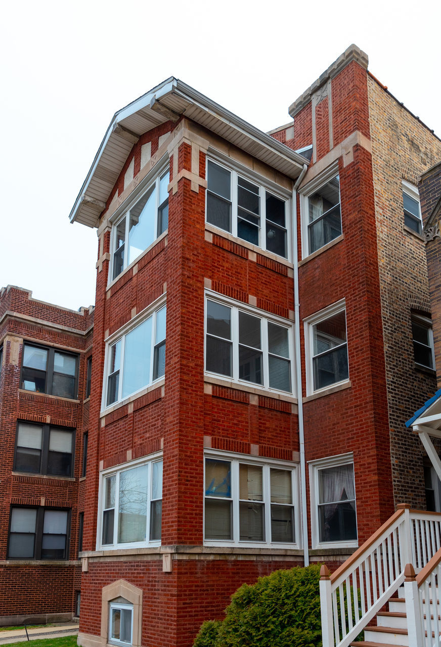 LOW ANGLE VIEW OF RESIDENTIAL BUILDING AGAINST SKY