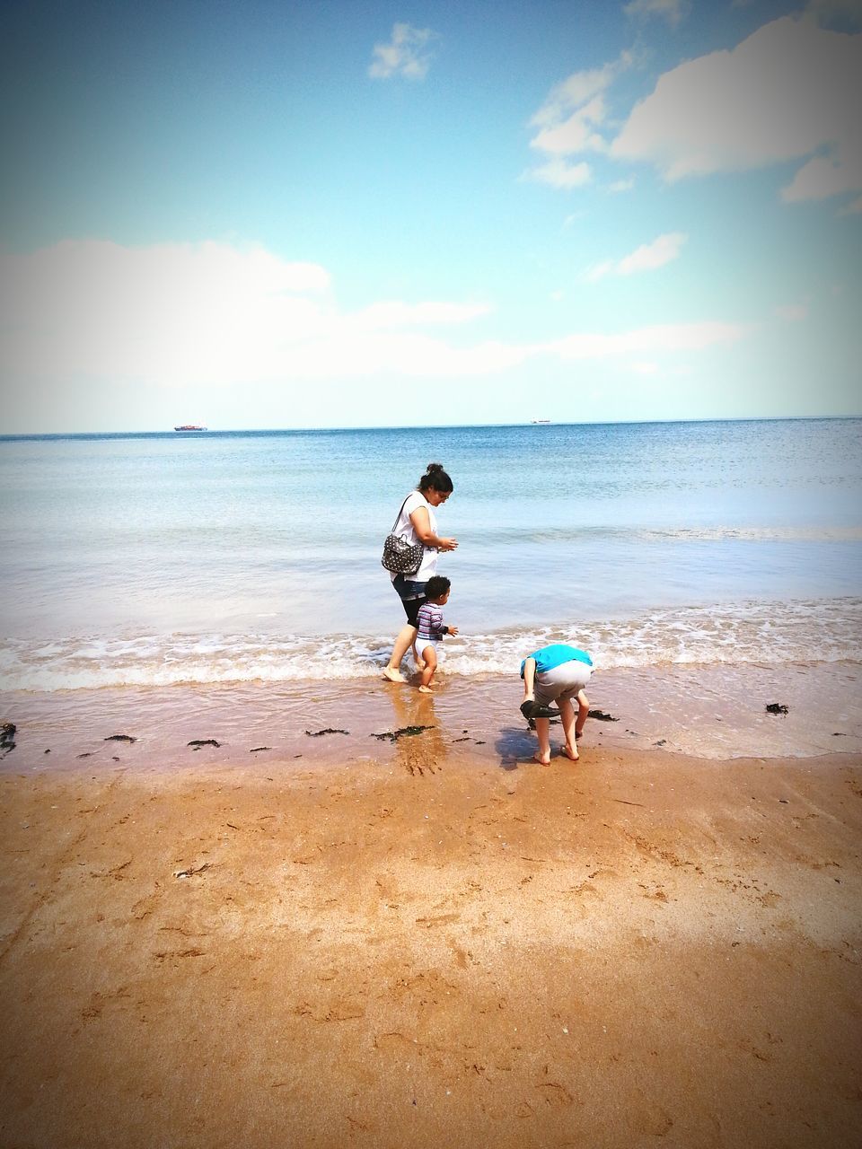 beach, sea, horizon over water, water, leisure activity, full length, lifestyles, shore, sky, sand, childhood, vacations, boys, elementary age, enjoyment, beauty in nature, scenics