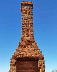 Statue of historical building against blue sky