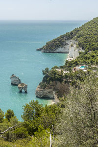 Baia delle zagare in mattinata with arch rock