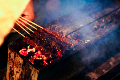 The process of burning savory beef satay with spicy seasoning on the burning coals.